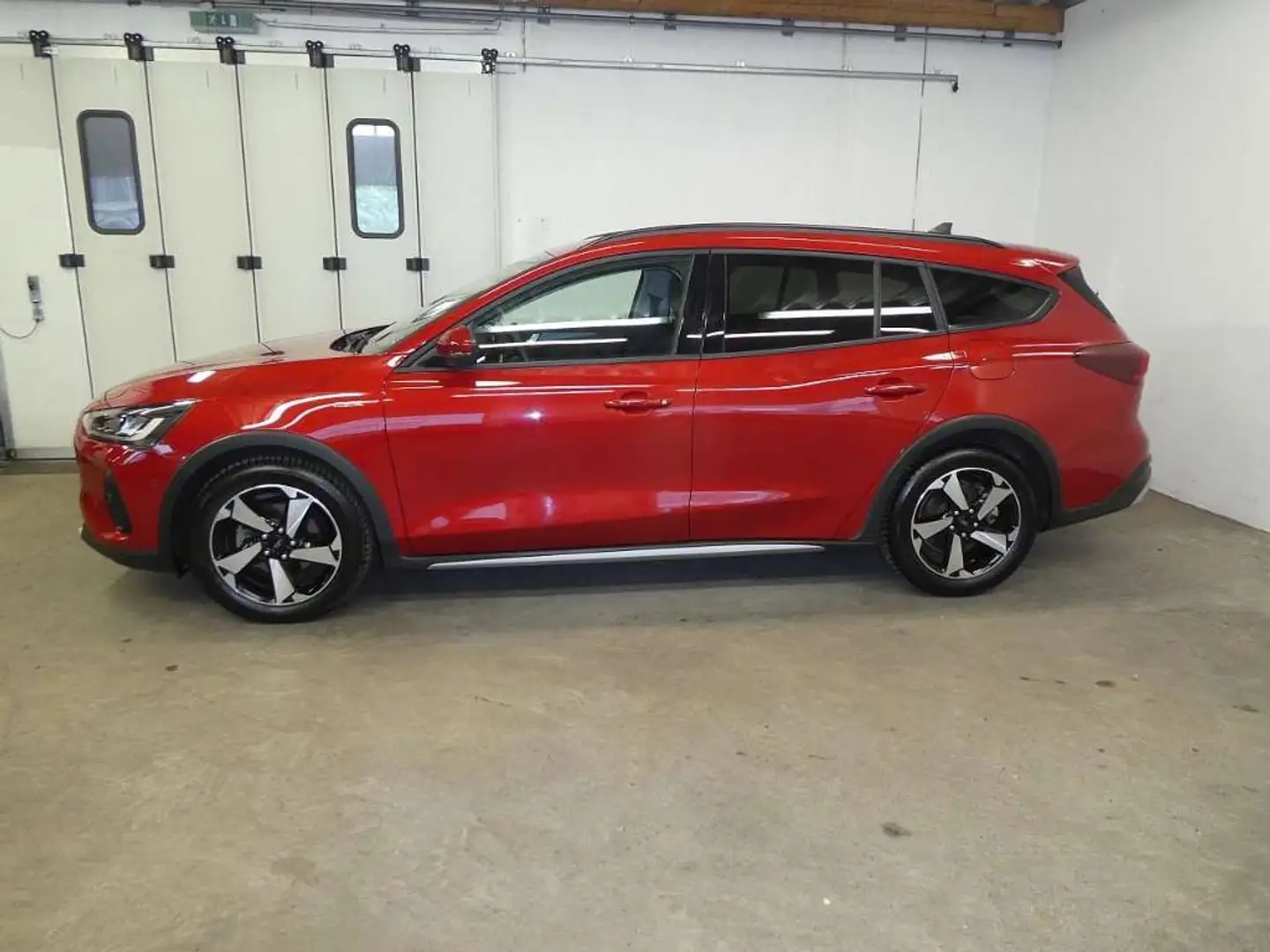 Ford Focus Turnier 1,5 EcoBlue Active Aut. Rot - 2