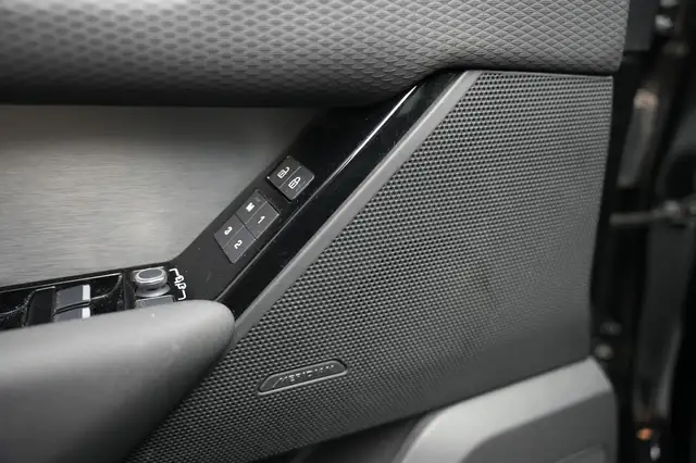 Land Rover Range Rover Velar view 13