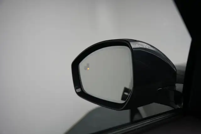 Land Rover Range Rover Velar view 12