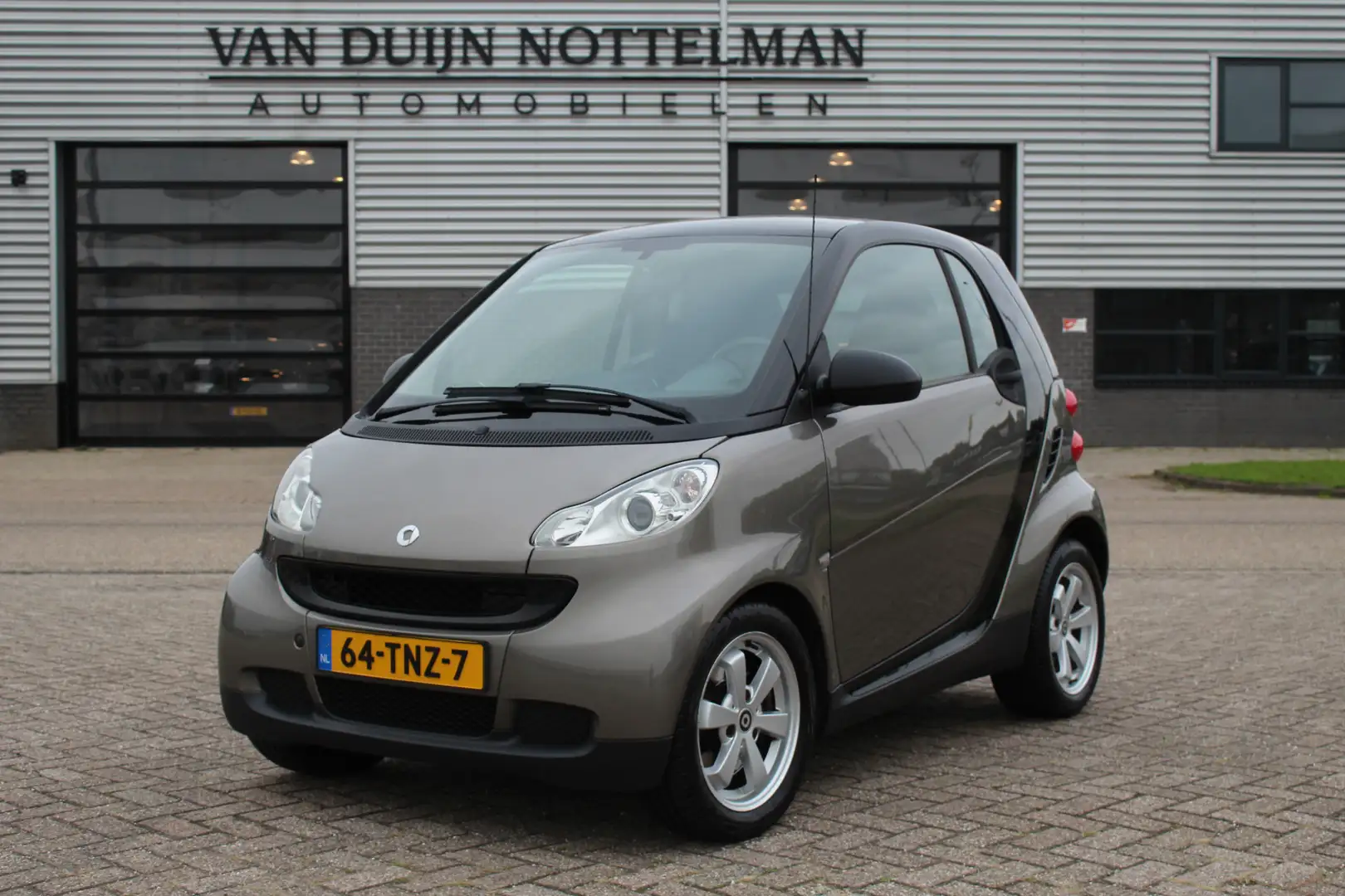 smart forTwo Coupé 1.0 mhd Pure / Panoramadak / Airco / N.A.P. Noir - 1