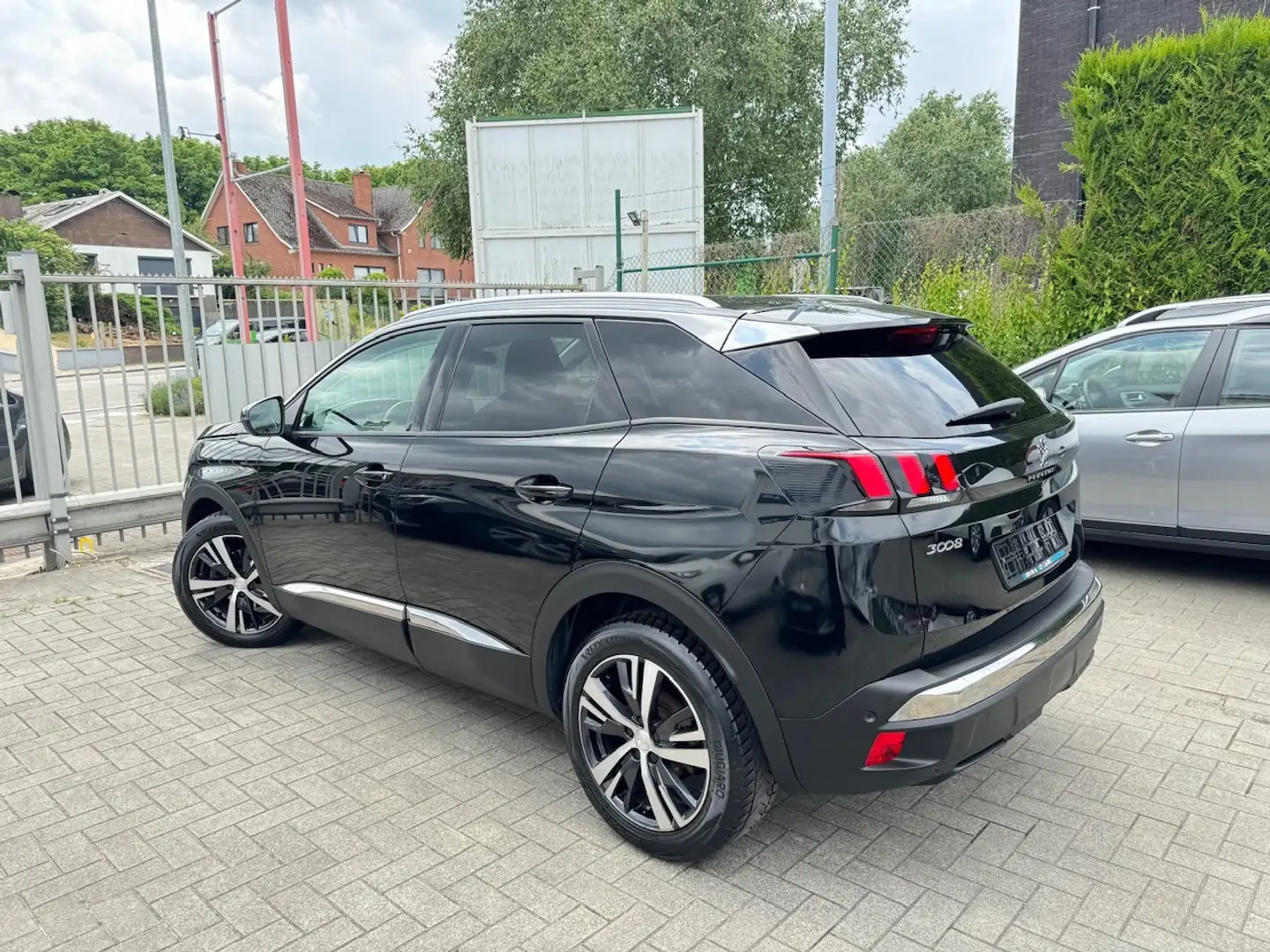 Peugeot 3008 1.2i Benzine - CarPlay ** 1 JAAR GARANTIE ** !! Zwart - 2