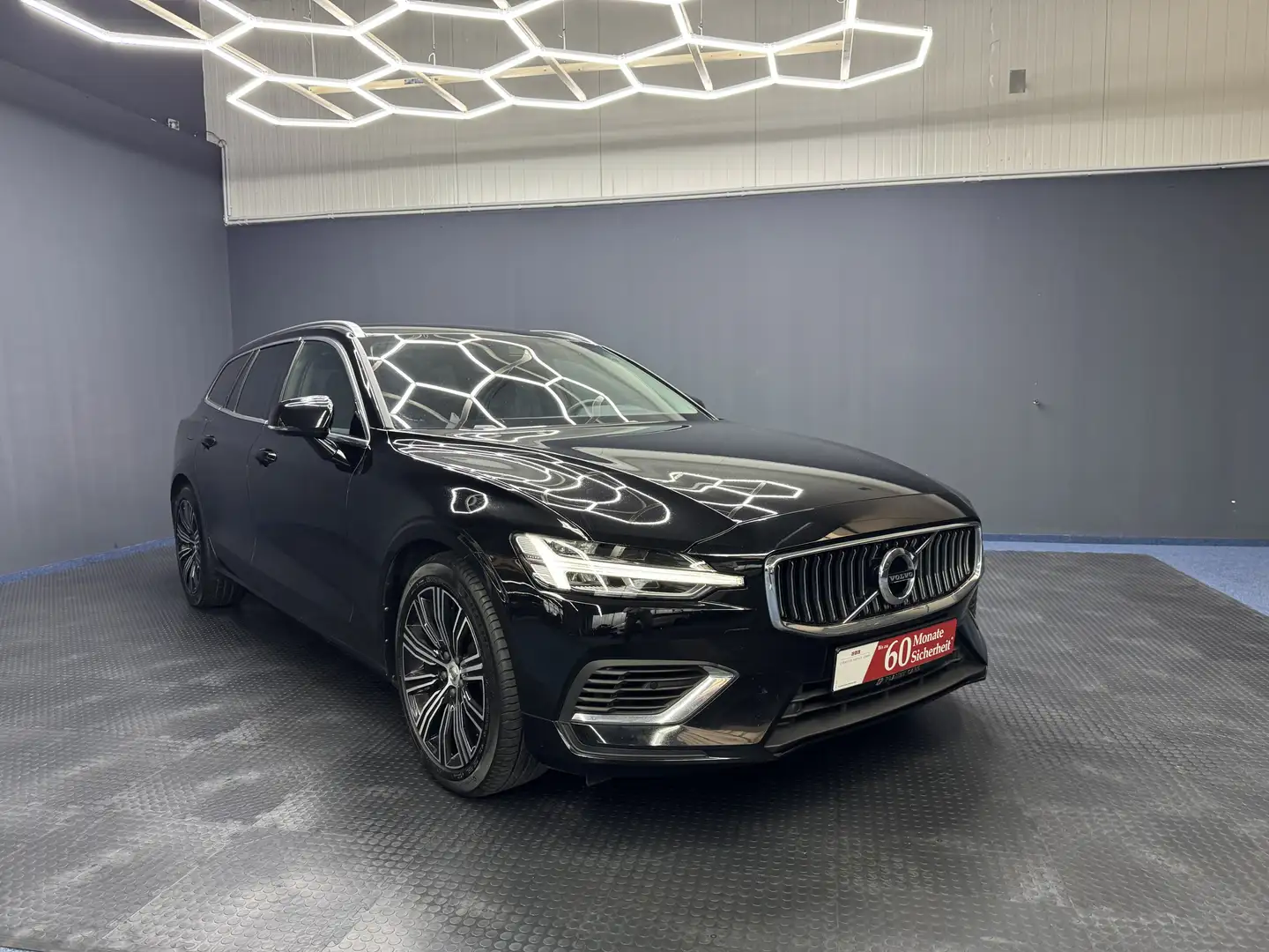 Volvo V60 Inscription Recharge Plug-In Hybrid AWD*3JG* Schwarz - 1