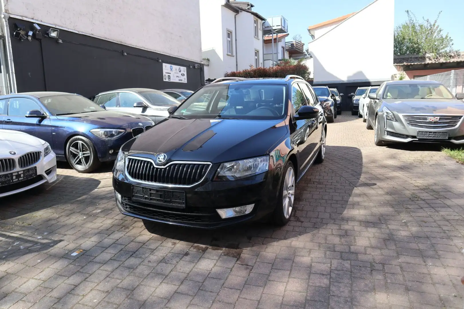 Skoda Octavia 2.0 TDI DSG 4x4  Standheizung/1.Hand!/PD Schwarz - 1