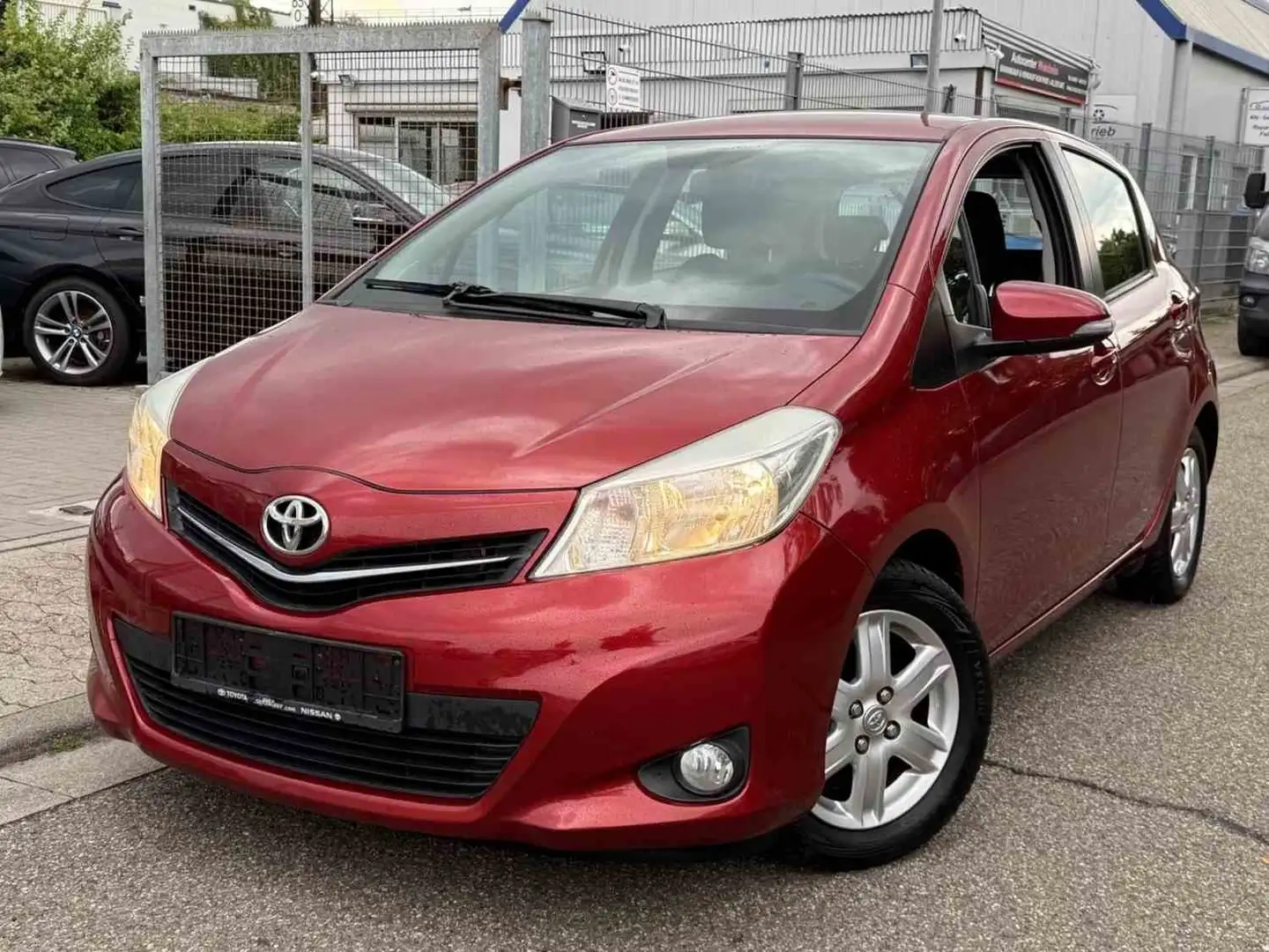 Toyota Yaris 1.33 VVT-i Cool crvena - 1