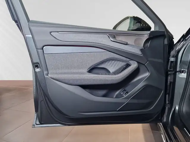 Audi A6 view 13
