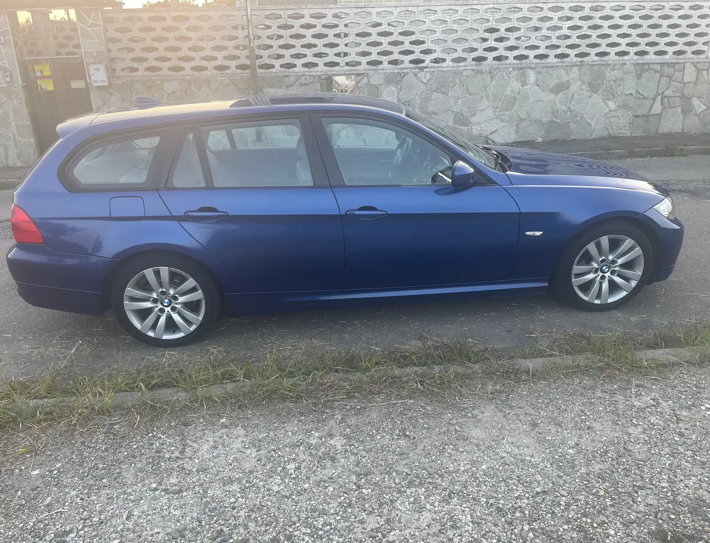 BMW 318 318d Touring 2.0 Futura c/pelle 143cv Blu/Azzurro - 1