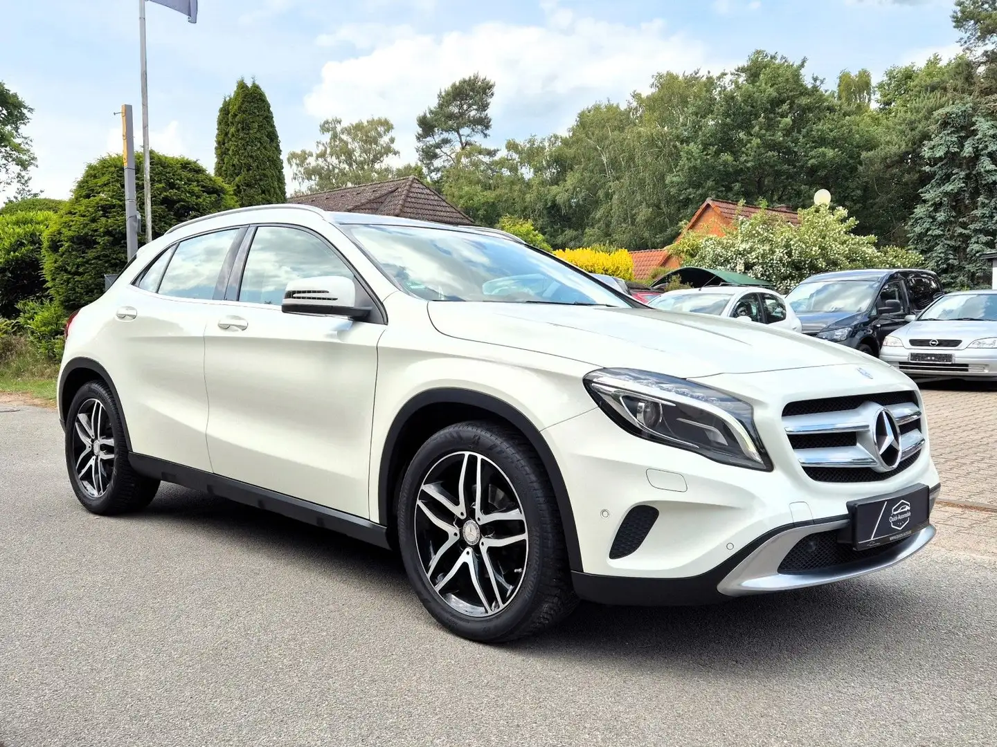 Mercedes-Benz GLA 180 Urban |Sitzhzg|Navi|Klima|Panorama| Blanc - 1