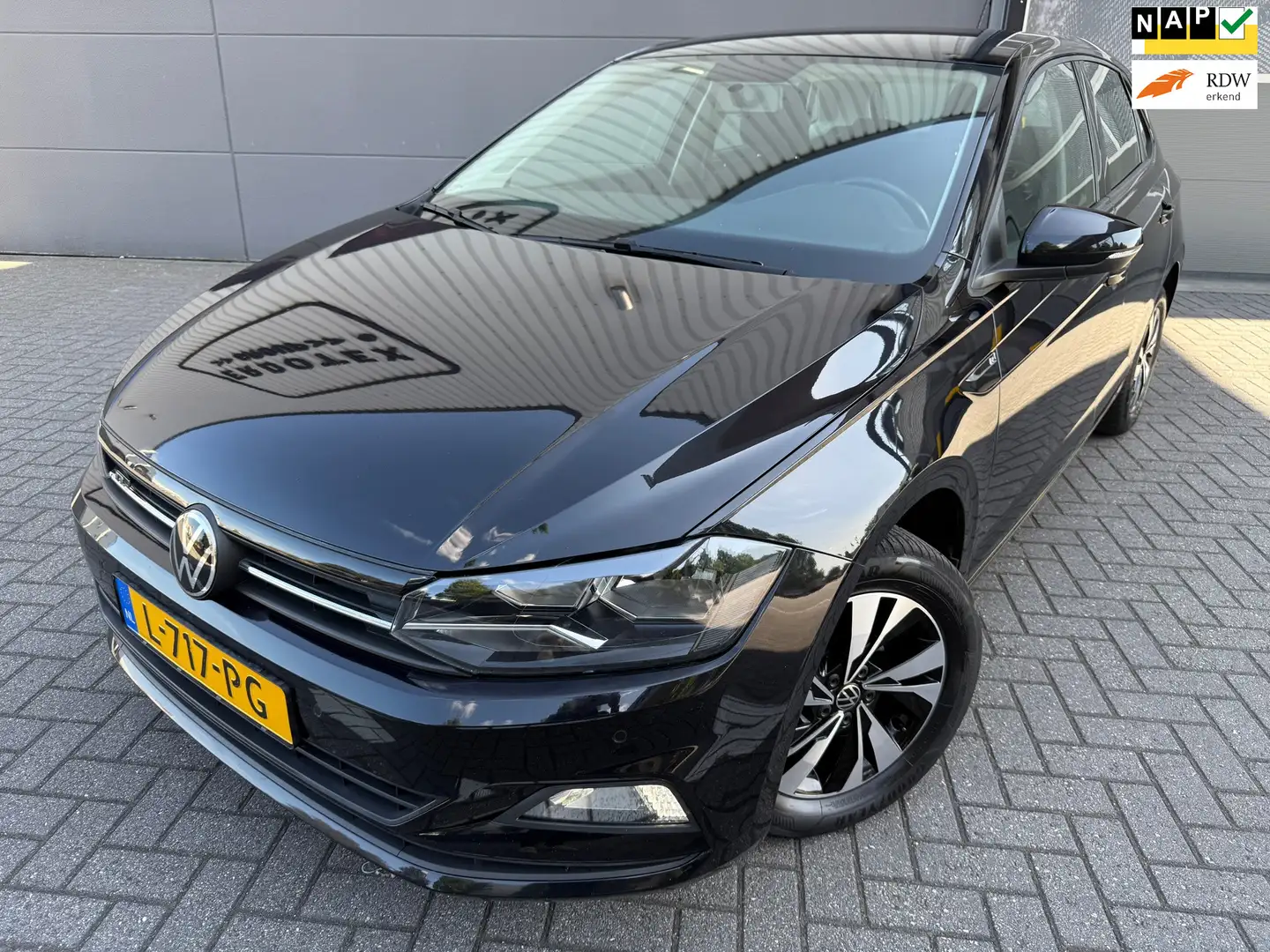Volkswagen Polo 1.0 TSI R-LINE Business*CRUISE*APK*NAP*NAVI*CARPLY Zwart - 1