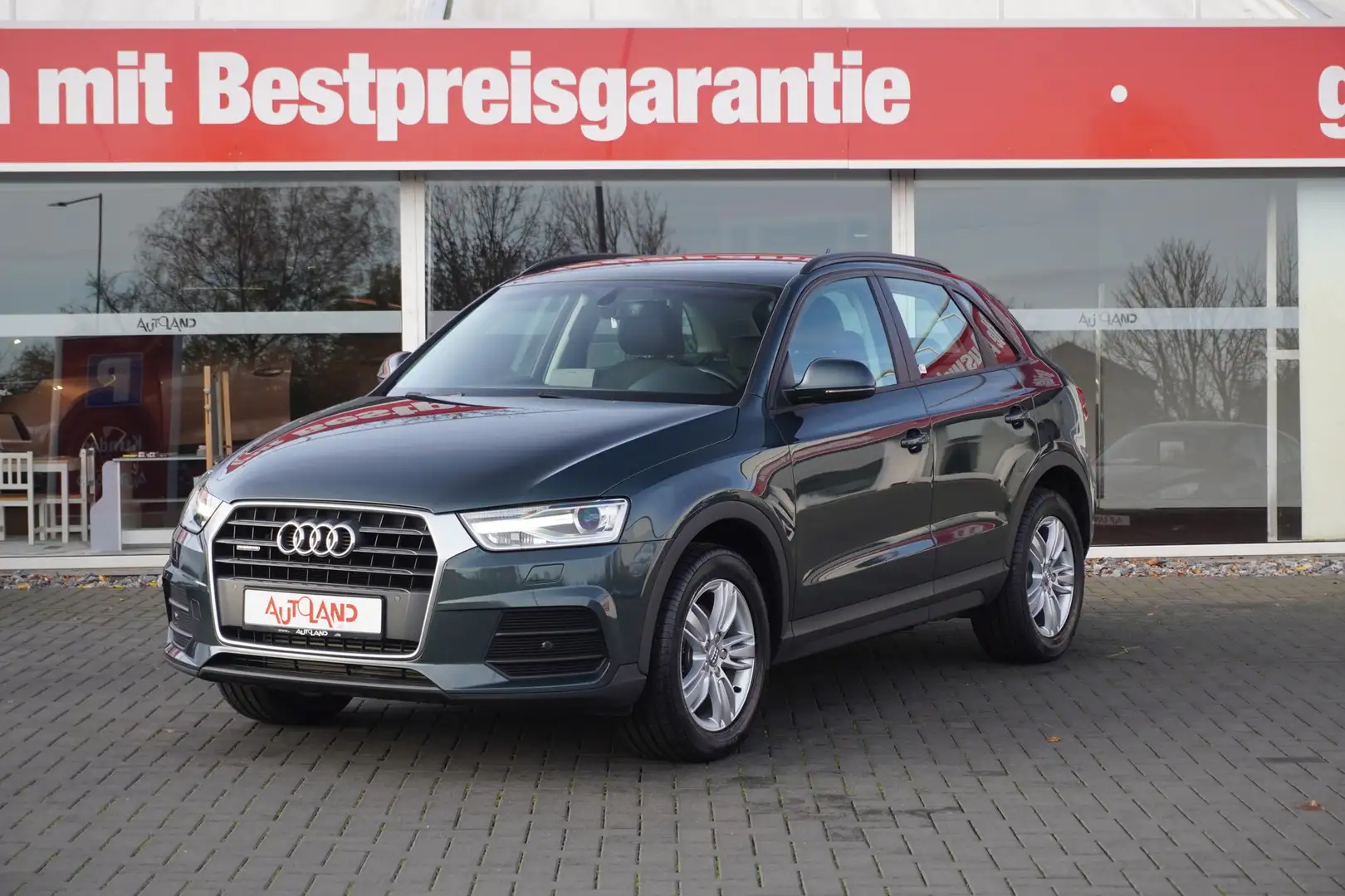 Audi Q3 2.0 TFSI quattro basis DSG Bi-Xenon Navi AHK Grün - 2
