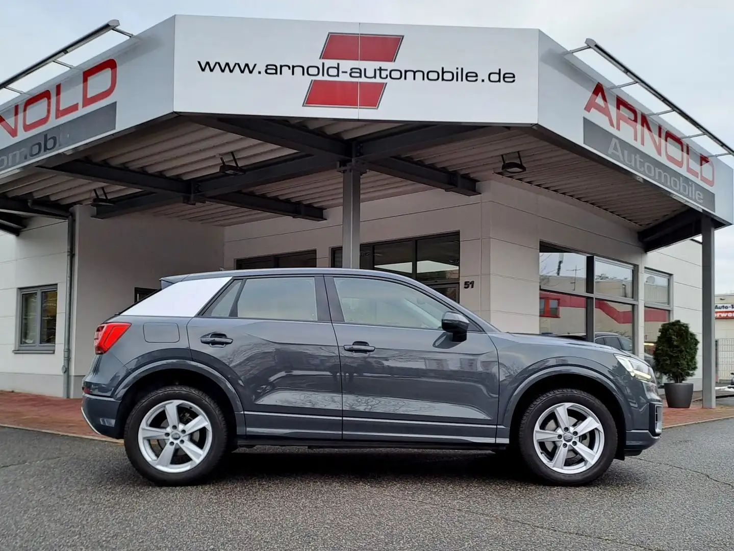 Audi Q2 30 TFSI sport Grau - 2
