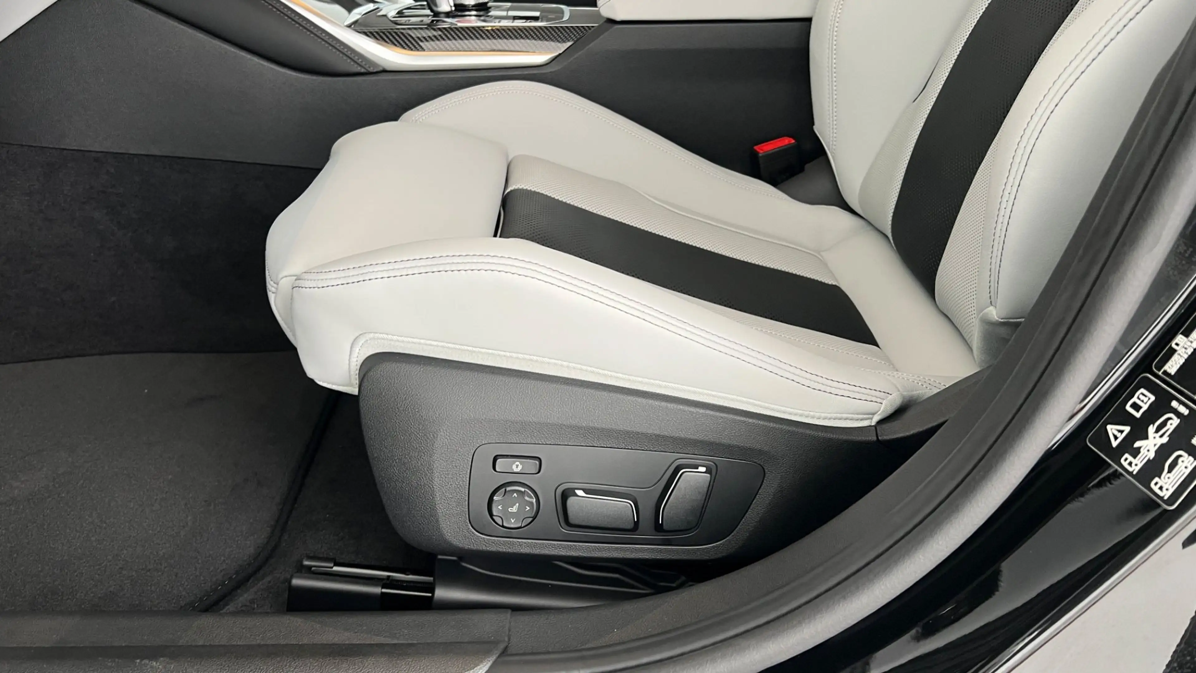 BMW M3 Competition M xDrive — photo 13