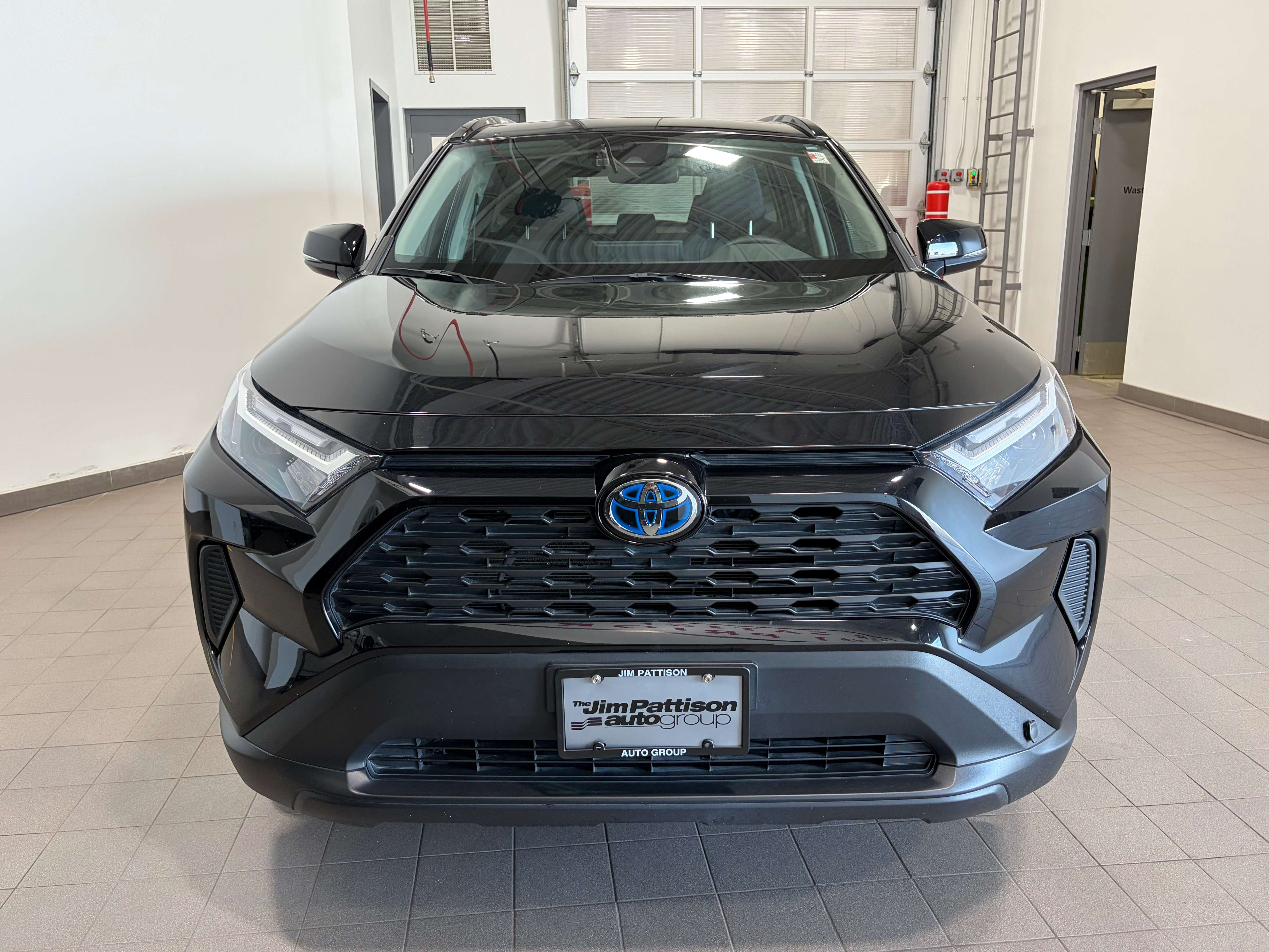 2023 Toyota RAV4 XLE HYBRID FANTASTIC AWD CAPABILITY LOW MILLEAGE — снимка 1