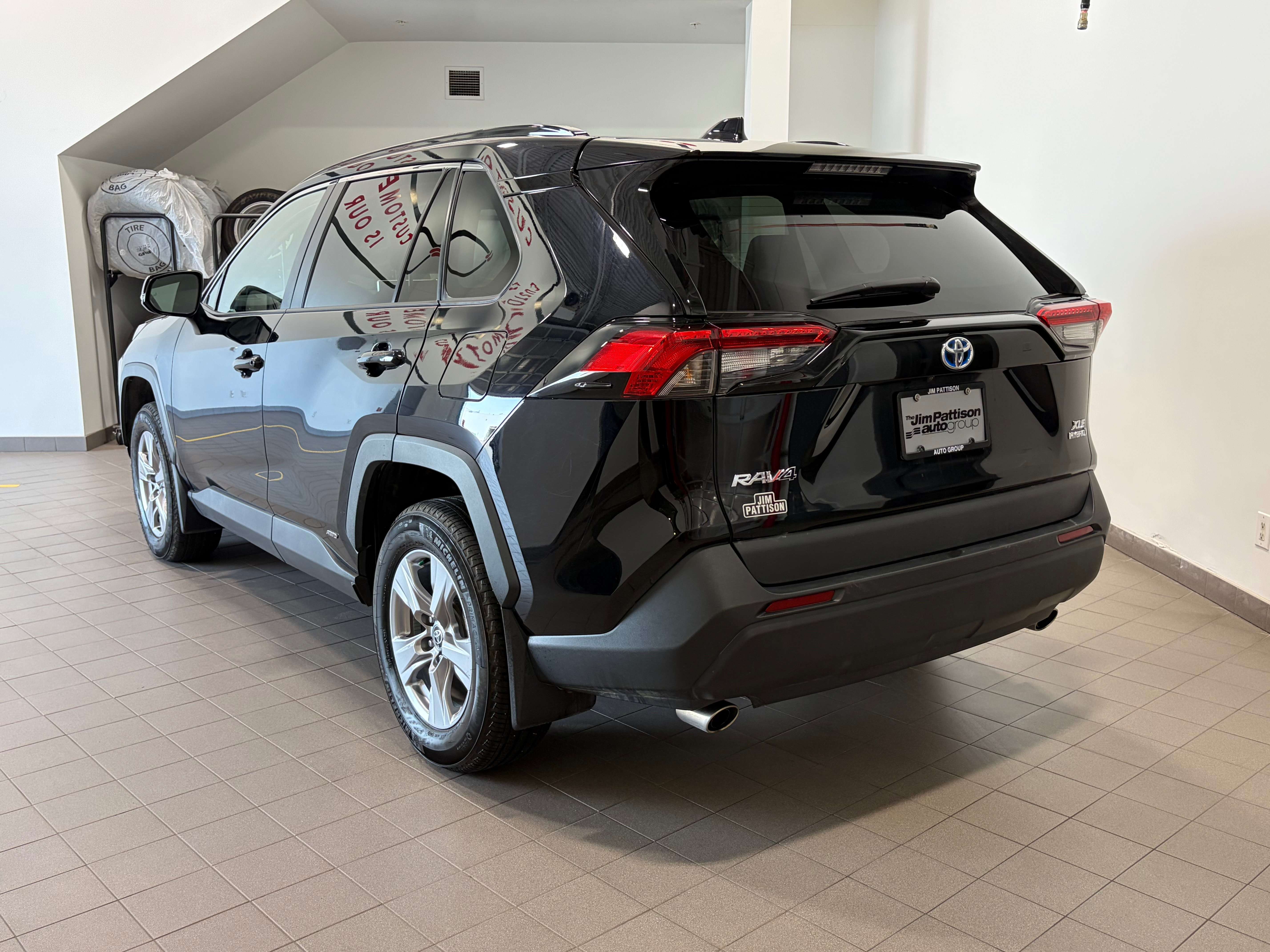 2023 Toyota RAV4 XLE HYBRID FANTASTIC AWD CAPABILITY LOW MILLEAGE — снимка 1