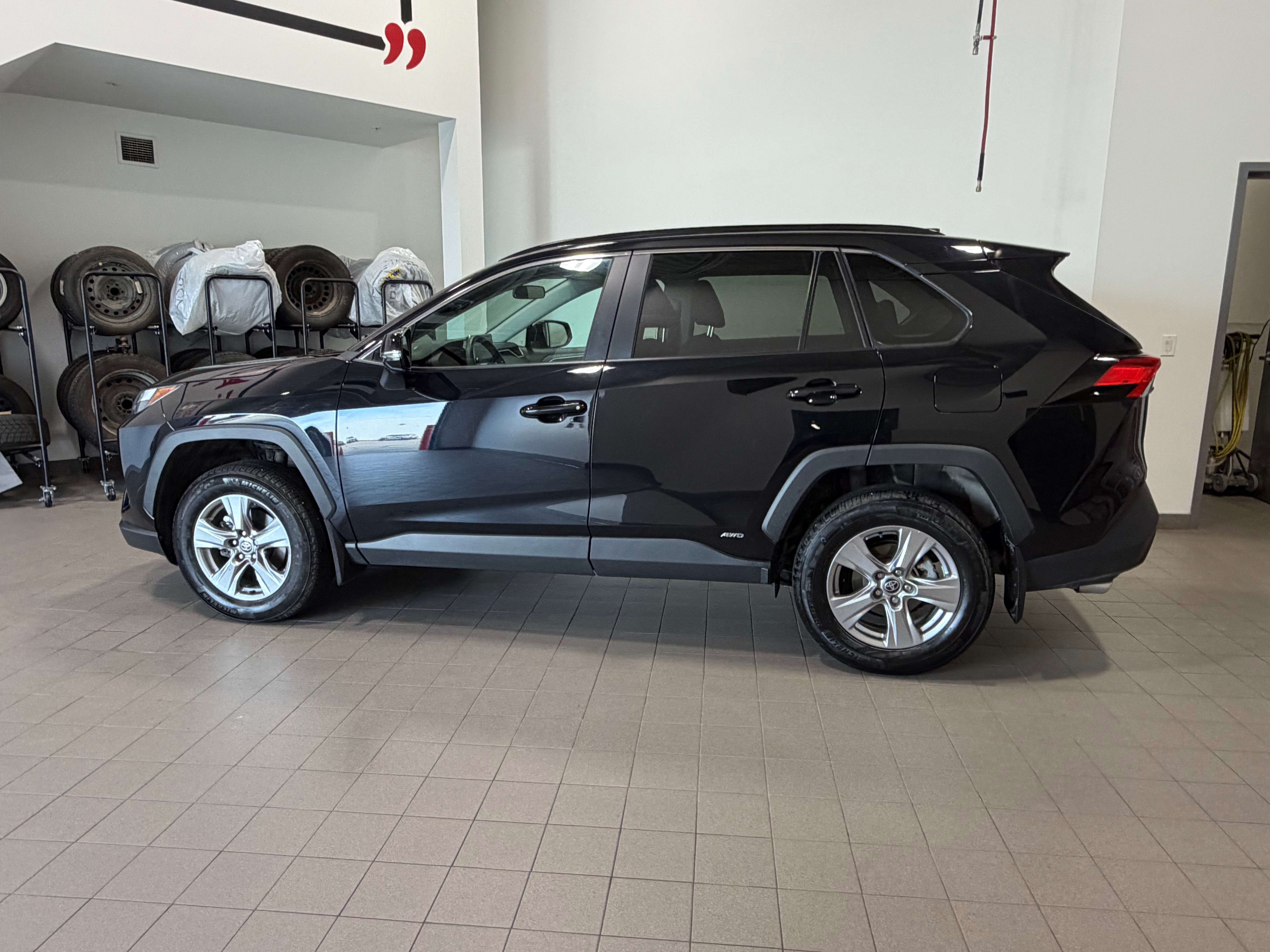 2023 Toyota RAV4 XLE HYBRID FANTASTIC AWD CAPABILITY LOW MILLEAGE — снимка 1
