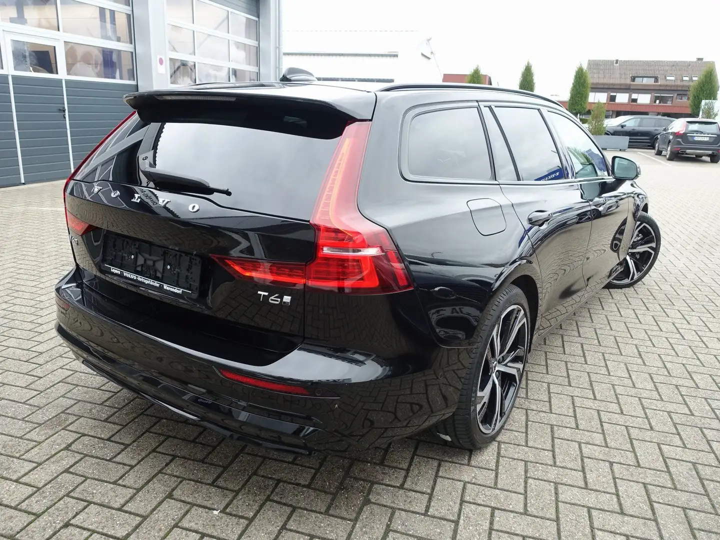 Volvo V60 Plus Dark T6 AWD Recharge PANO/BLIS/360°KAM Schwarz - 2