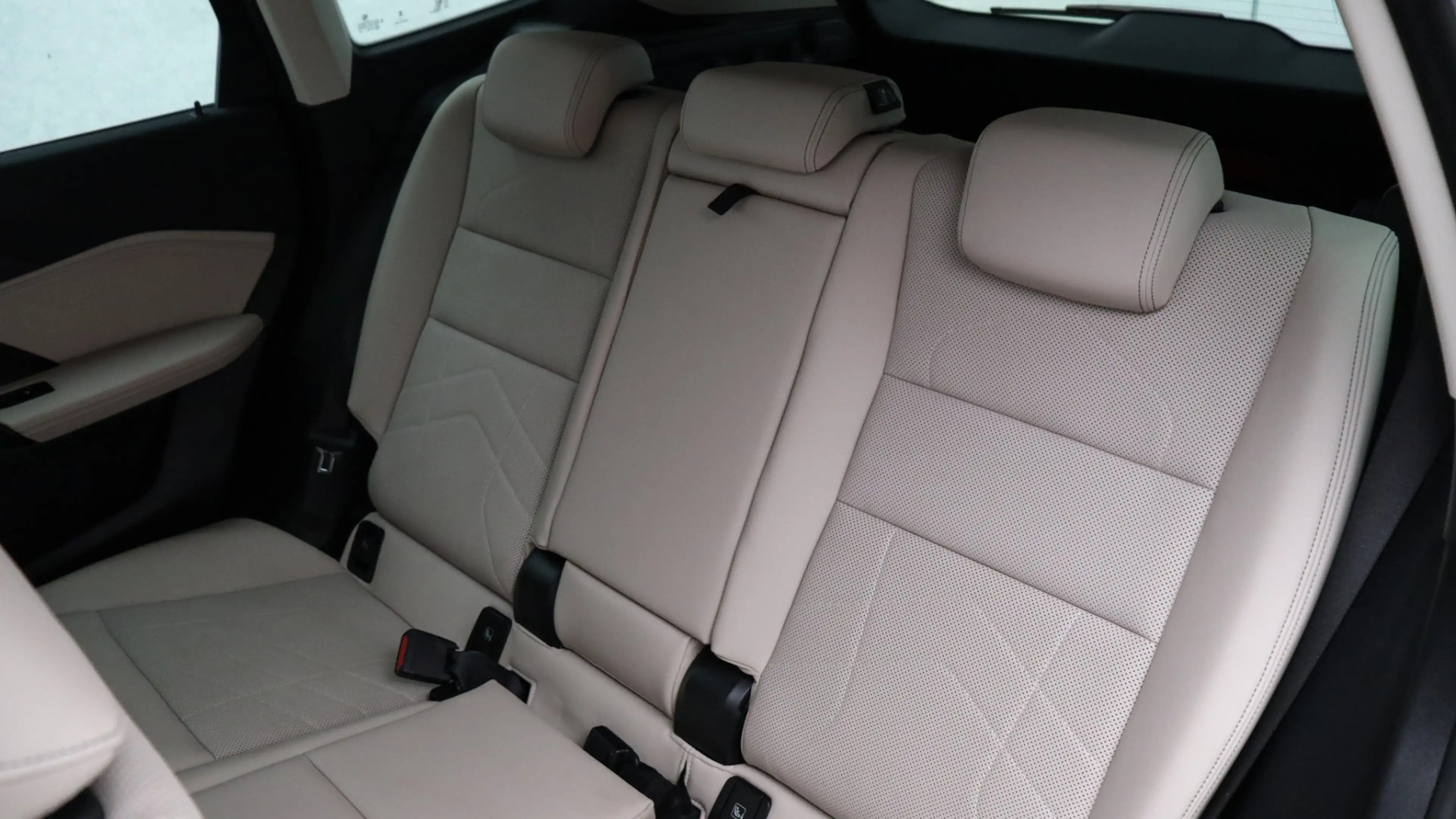BMW iX1 xDrive30 Launch Edition | Leder | Achteruitrijcame — photo 18