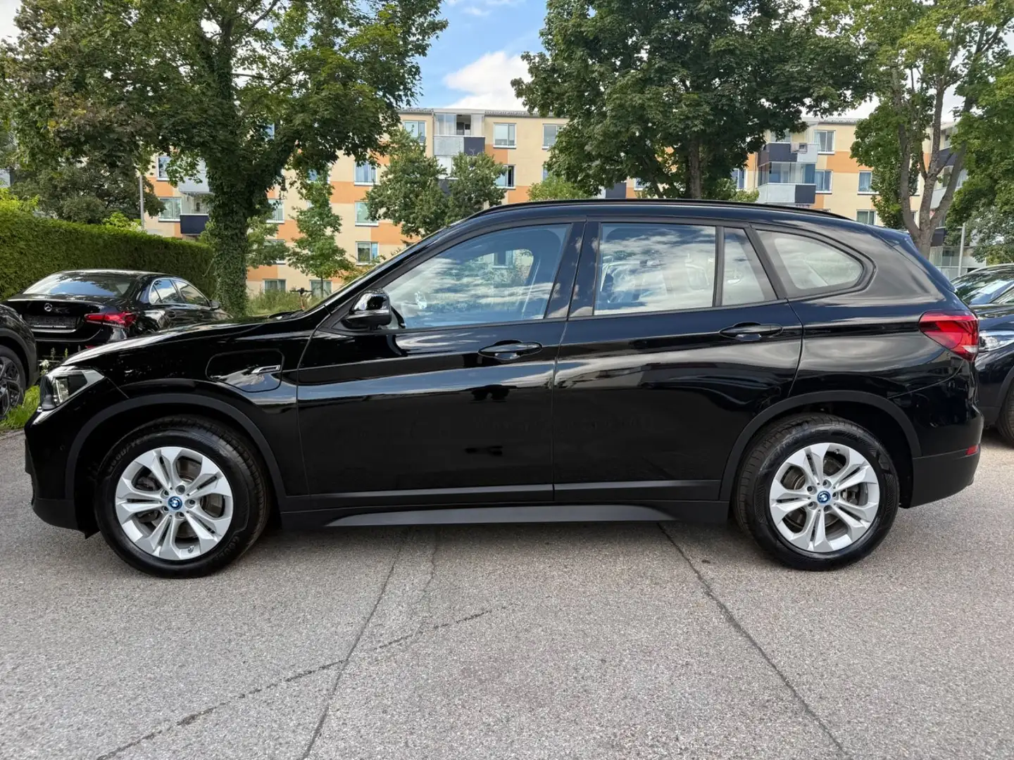 BMW X1 xDrive 25e Advan AUT~Kam~LED~AHK~ACC~Spur Schwarz - 2