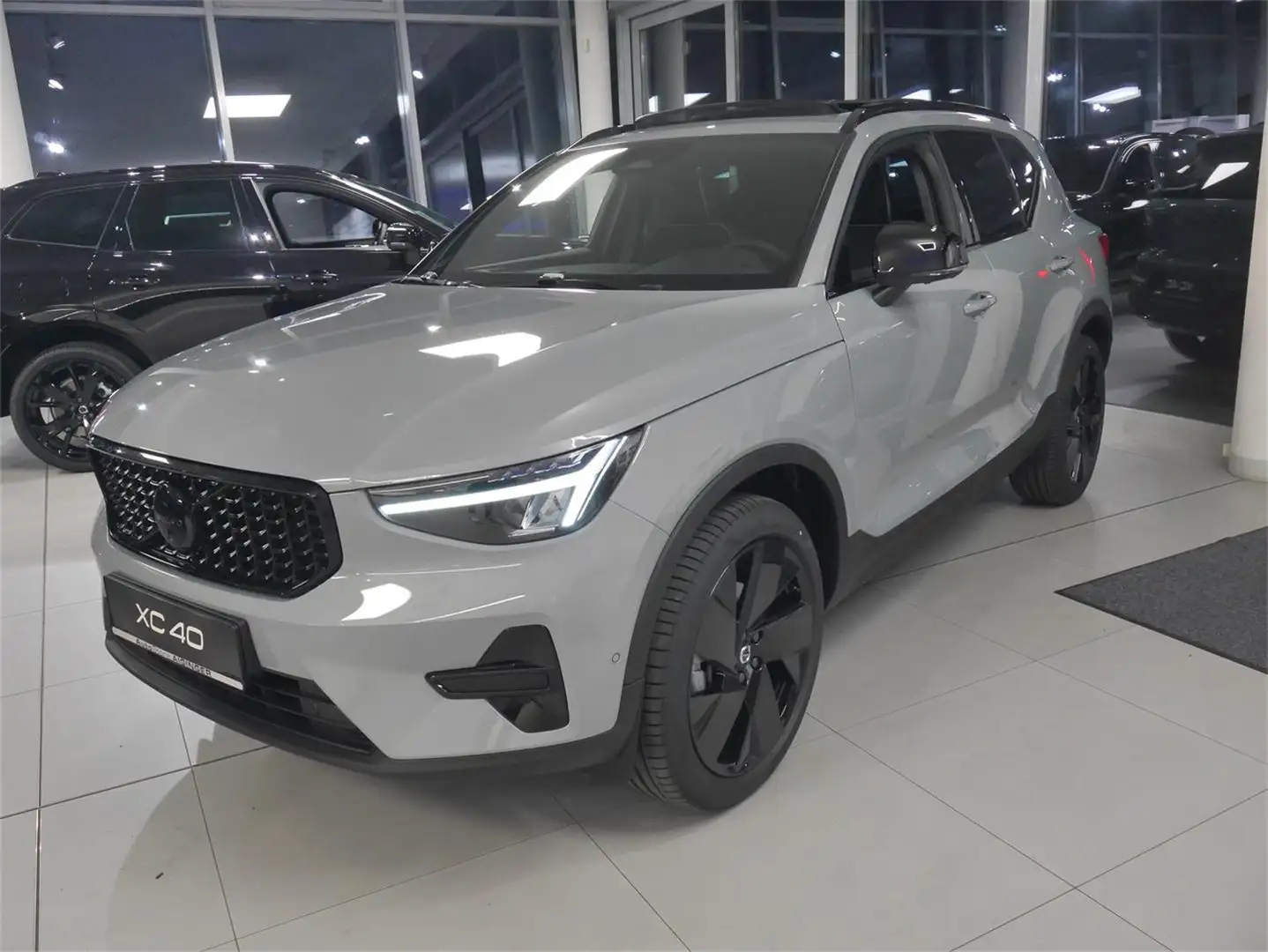 Volvo XC40 B3 Plus Black Edition Grau - 1