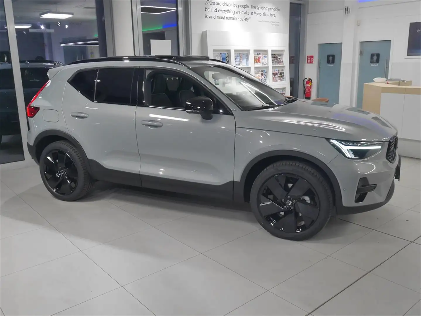 Volvo XC40 B3 Plus Black Edition Grau - 2