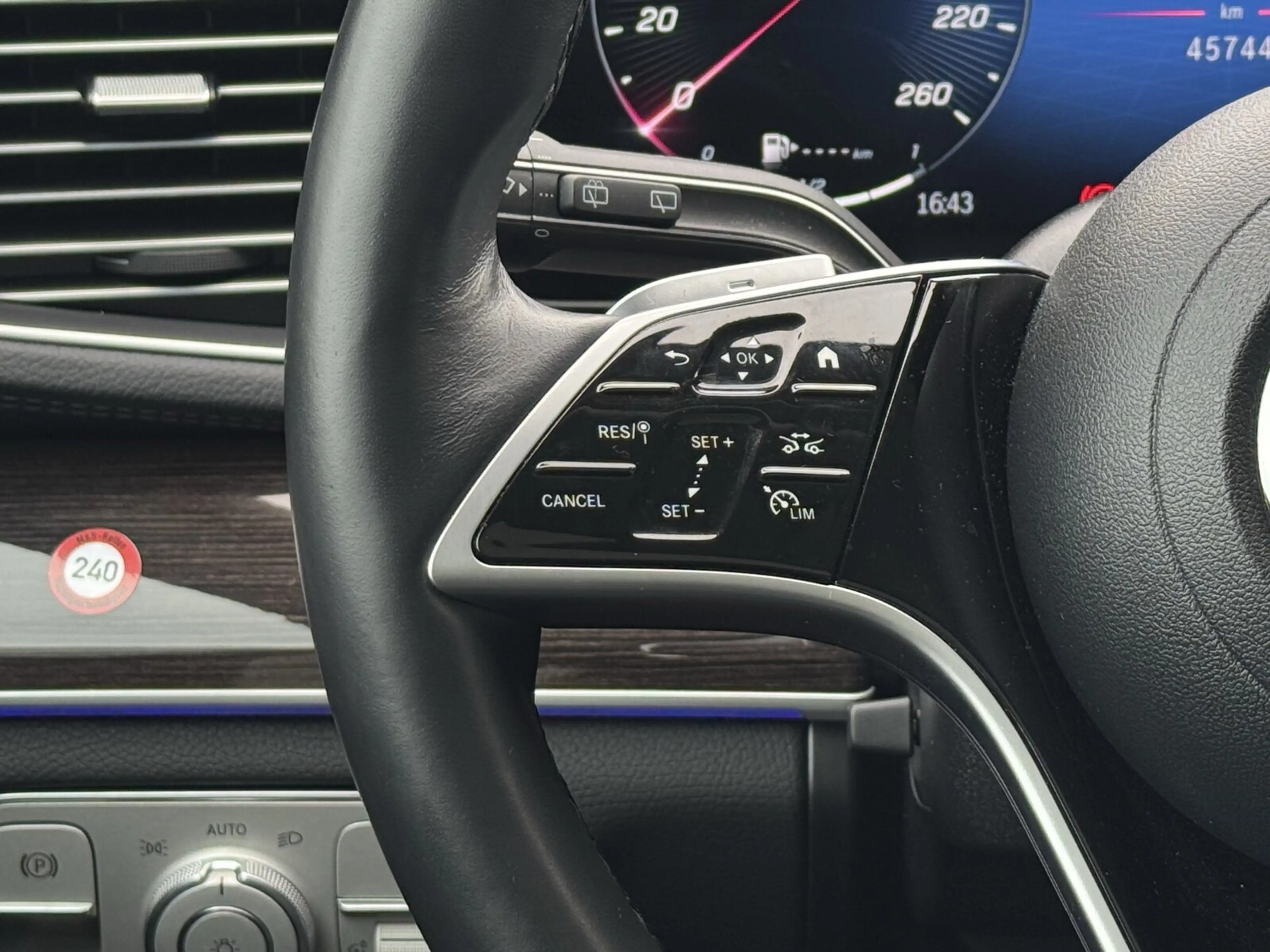 Mercedes-Benz GLS 350 GLS 350 d 4MATIC Distro Pano AHK Akustik 21 Zoll — photo 14