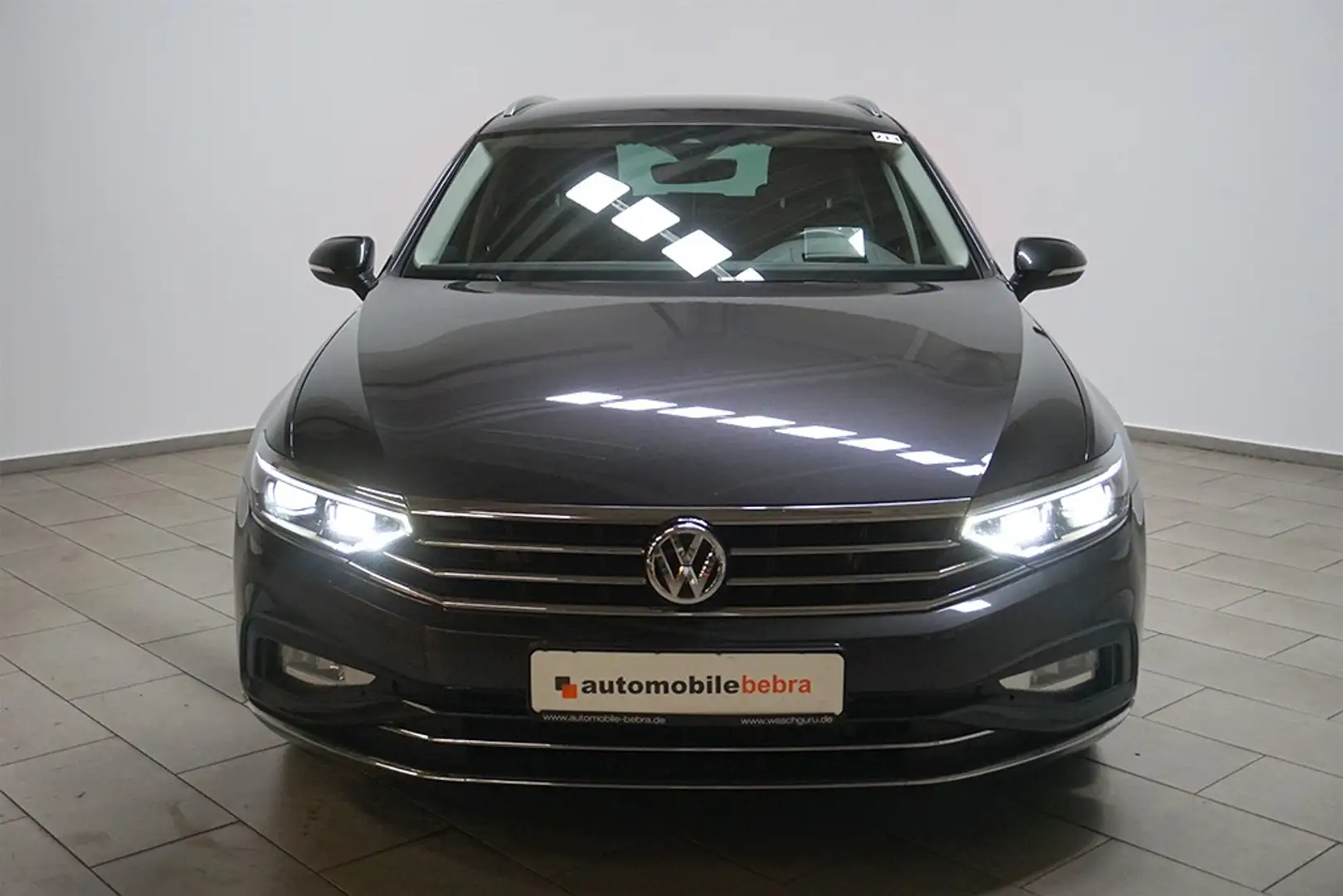 Volkswagen Passat 2.0TDI DSG Elegance Virtual AHK Navi Grijs - 2
