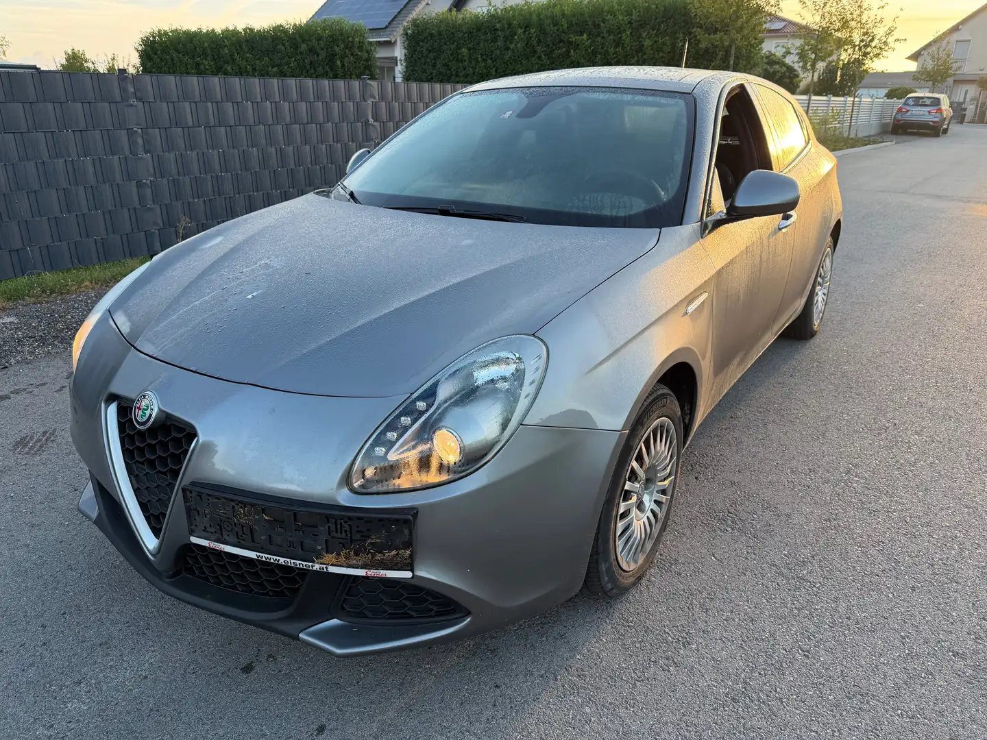 Alfa Romeo Giulietta Benzin Grau - 1