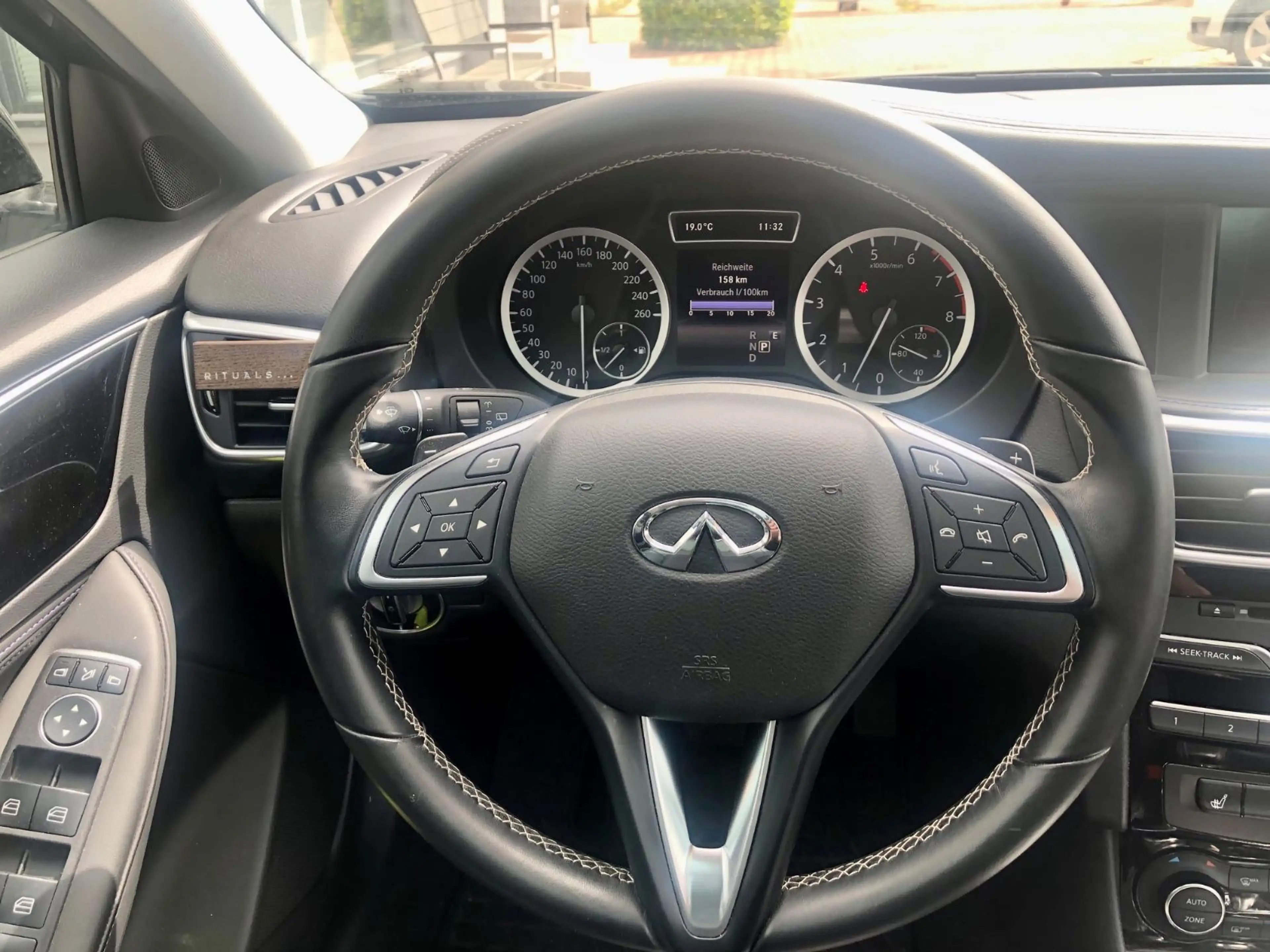 Infiniti Q30 1.6 LUXE/LED/Navi/Panorama/Sitzhz/Kamera — photo 14