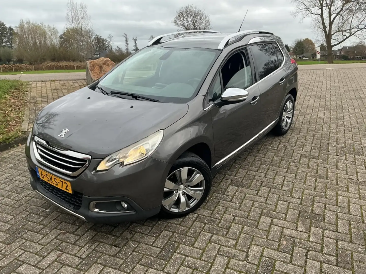 Peugeot 2008 1.2 VTI ALLURE Grau - 1