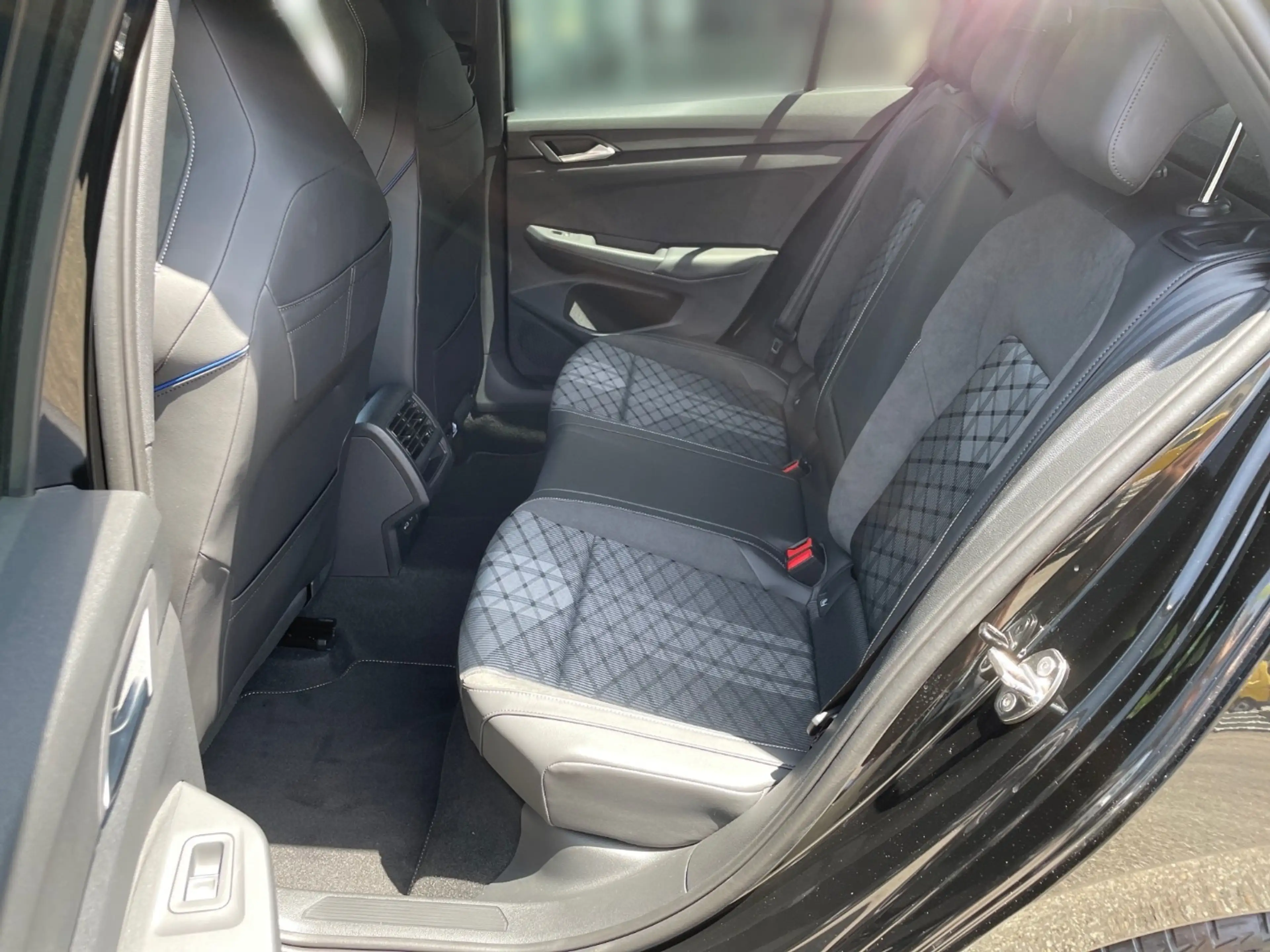Volkswagen Golf VIII 1.5 eTSI R-Line *HEAD-UP*MATRIX*KAMERA* — photo 14