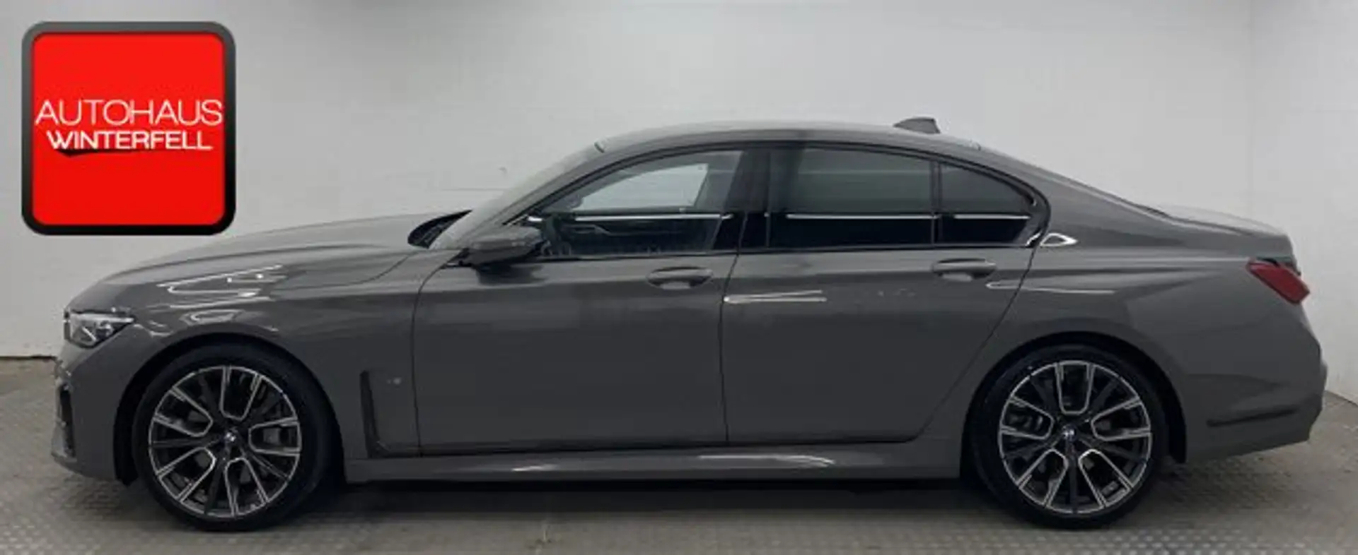BMW 750 i xDrive M SPORT PURE+AHK+STANDH+LASER+SOFT+ Šedá - 2