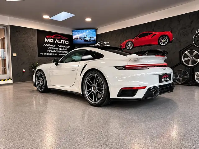 Porsche 911 view 7