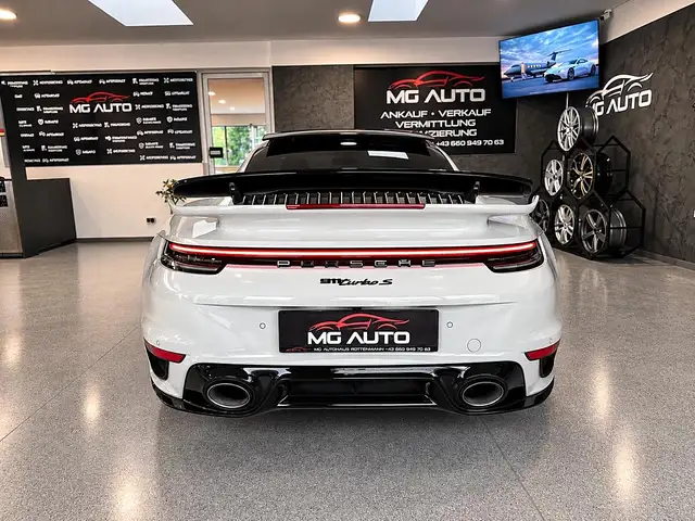 Porsche 911 view 10