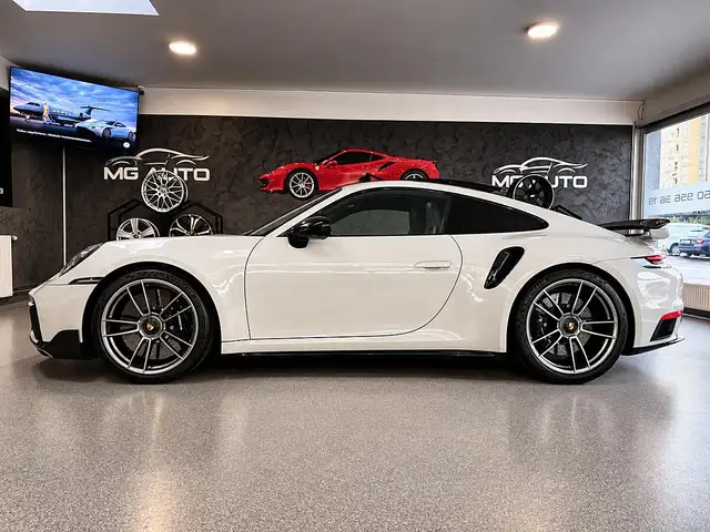 Porsche 911 view 4