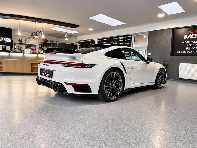 Porsche 911 view 12
