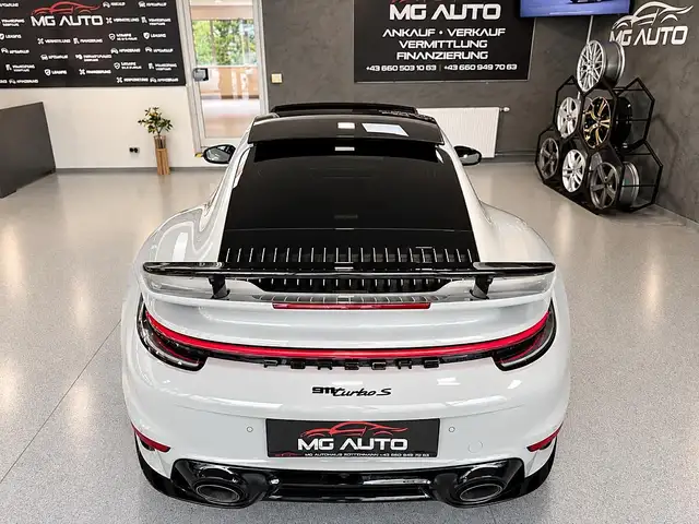 Porsche 911 view 11