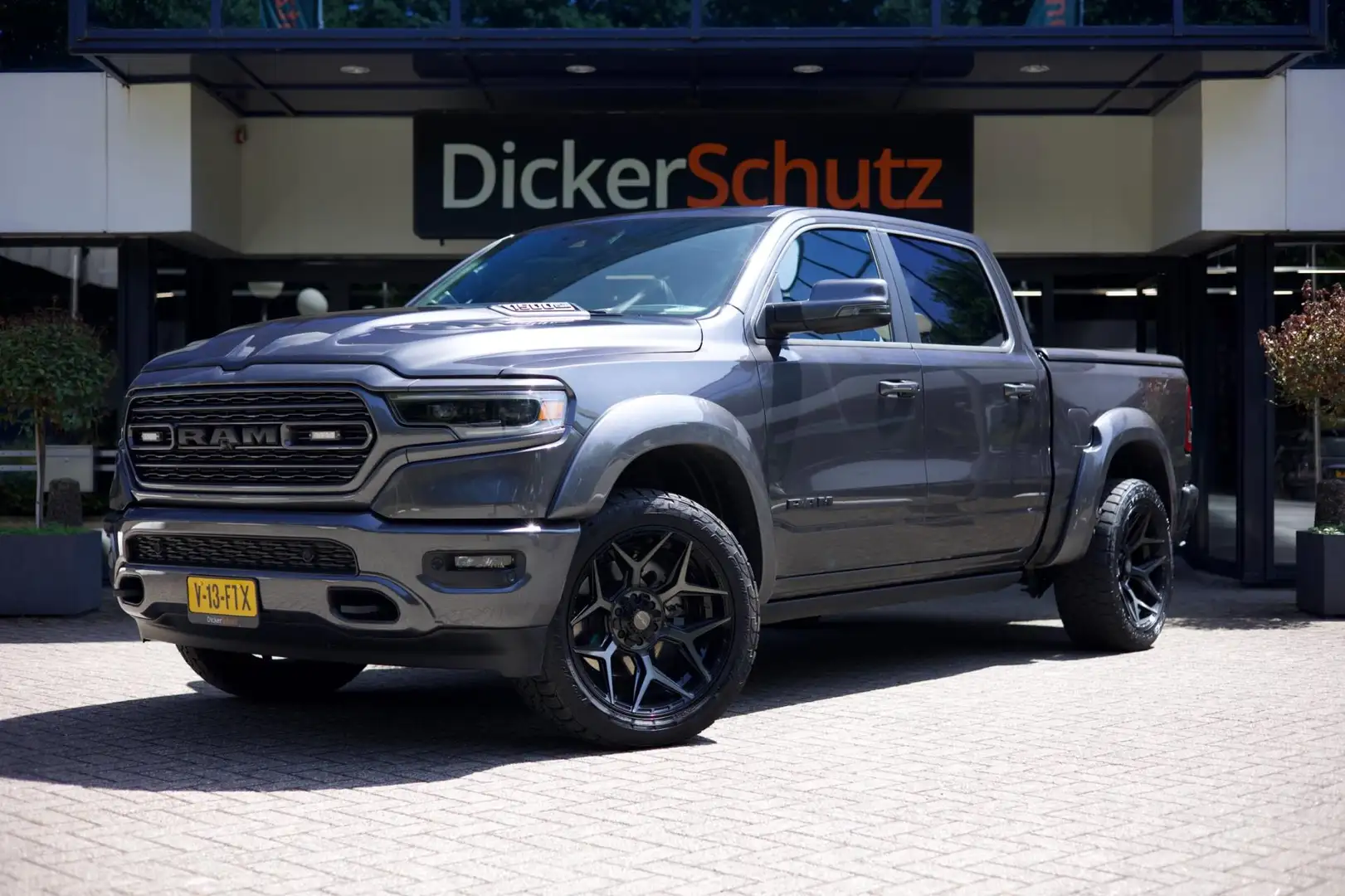 Dodge RAM 1500 5.7 V8 4x4 Crew Cab Limited Night Edition Grijs - 1