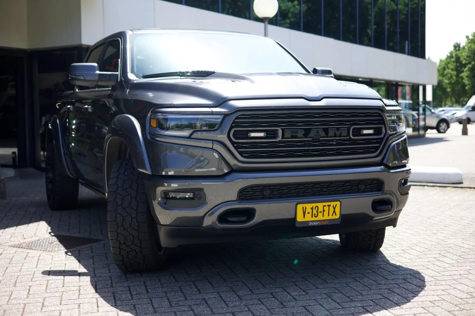 Dodge RAM 1500 5.7 V8 4x4 Crew Cab Limited Night Edition Grijs - 2