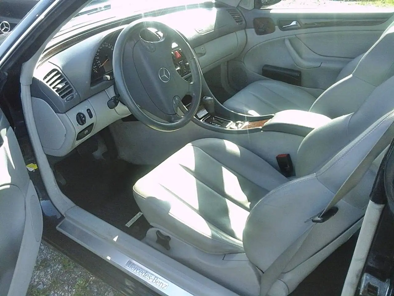 Mercedes-Benz CLK 200 Coupe Elegance Autom./ TOP/ org km/ 1. Hand/ scheckheft/ Leder+eSSD+Klima+Alu, foto 7