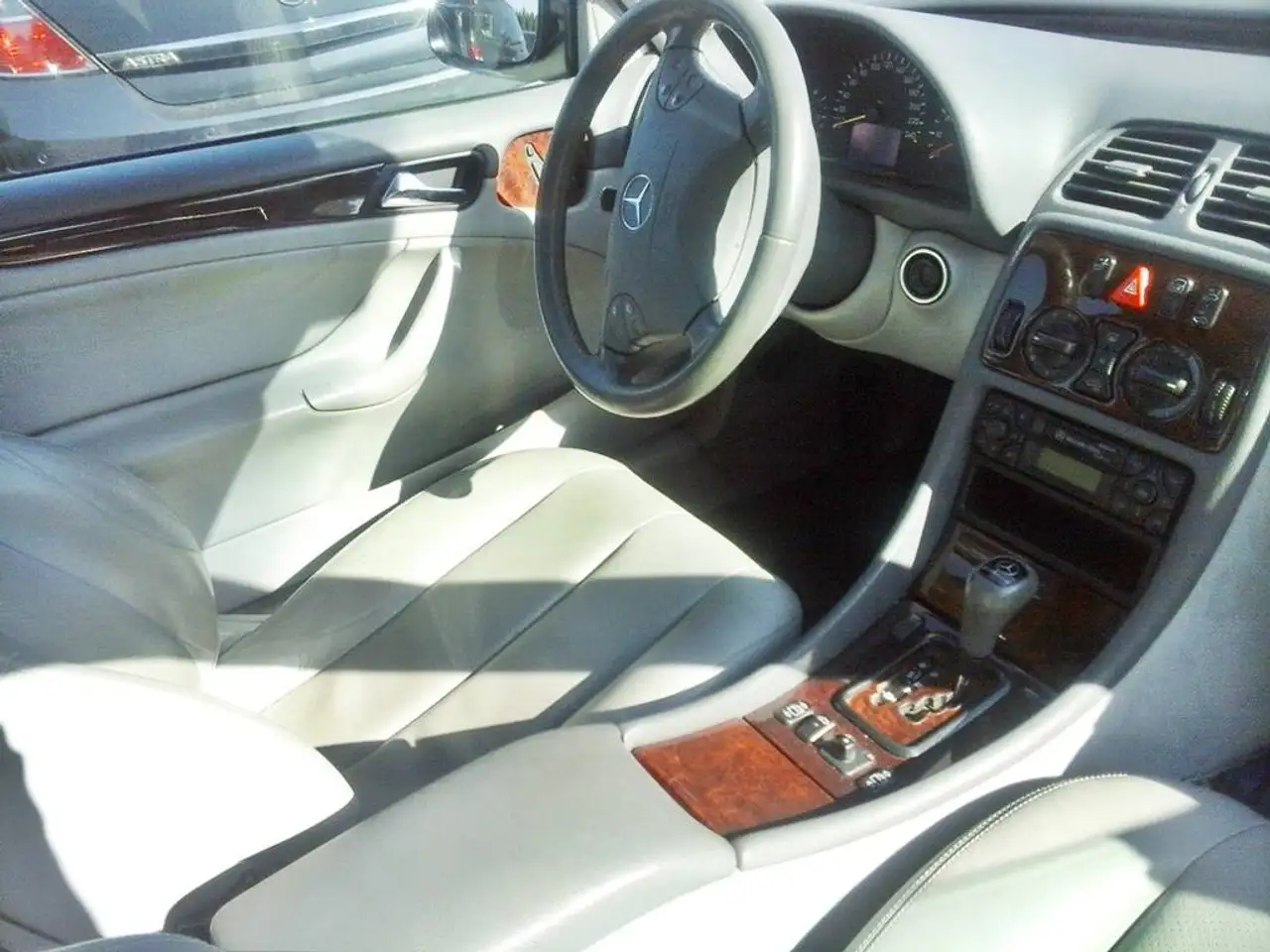 Mercedes-Benz CLK 200 Coupe Elegance Autom./ TOP/ org km/ 1. Hand/ scheckheft/ Leder+eSSD+Klima+Alu, foto 2