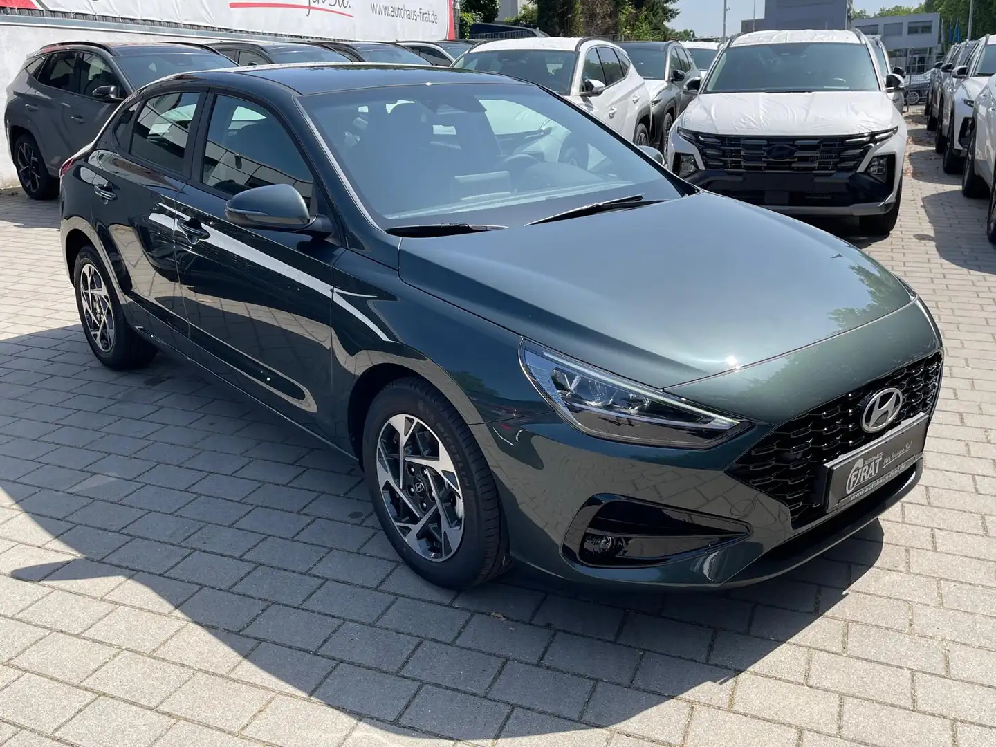 Hyundai i30 1,5 T-GDi FastBack PDC/R-Kamera/Navi/Digital Tacho Grün - 1