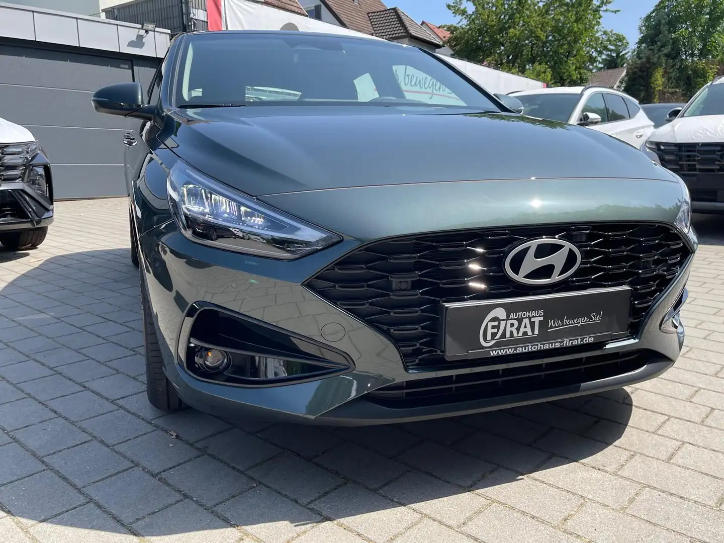 Hyundai i30 1,5 T-GDi FastBack PDC/R-Kamera/Navi/Digital Tacho Grün - 1