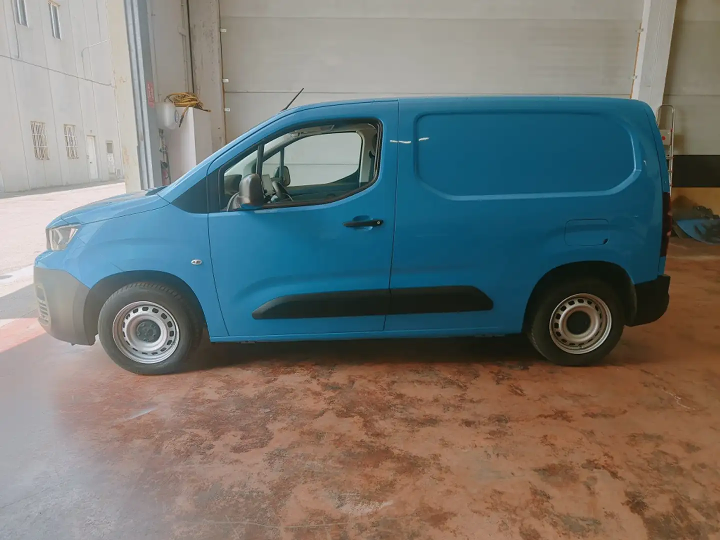 Peugeot Partner 1.5BlueHDI Premium Standard 600kg 75 Azul - 2