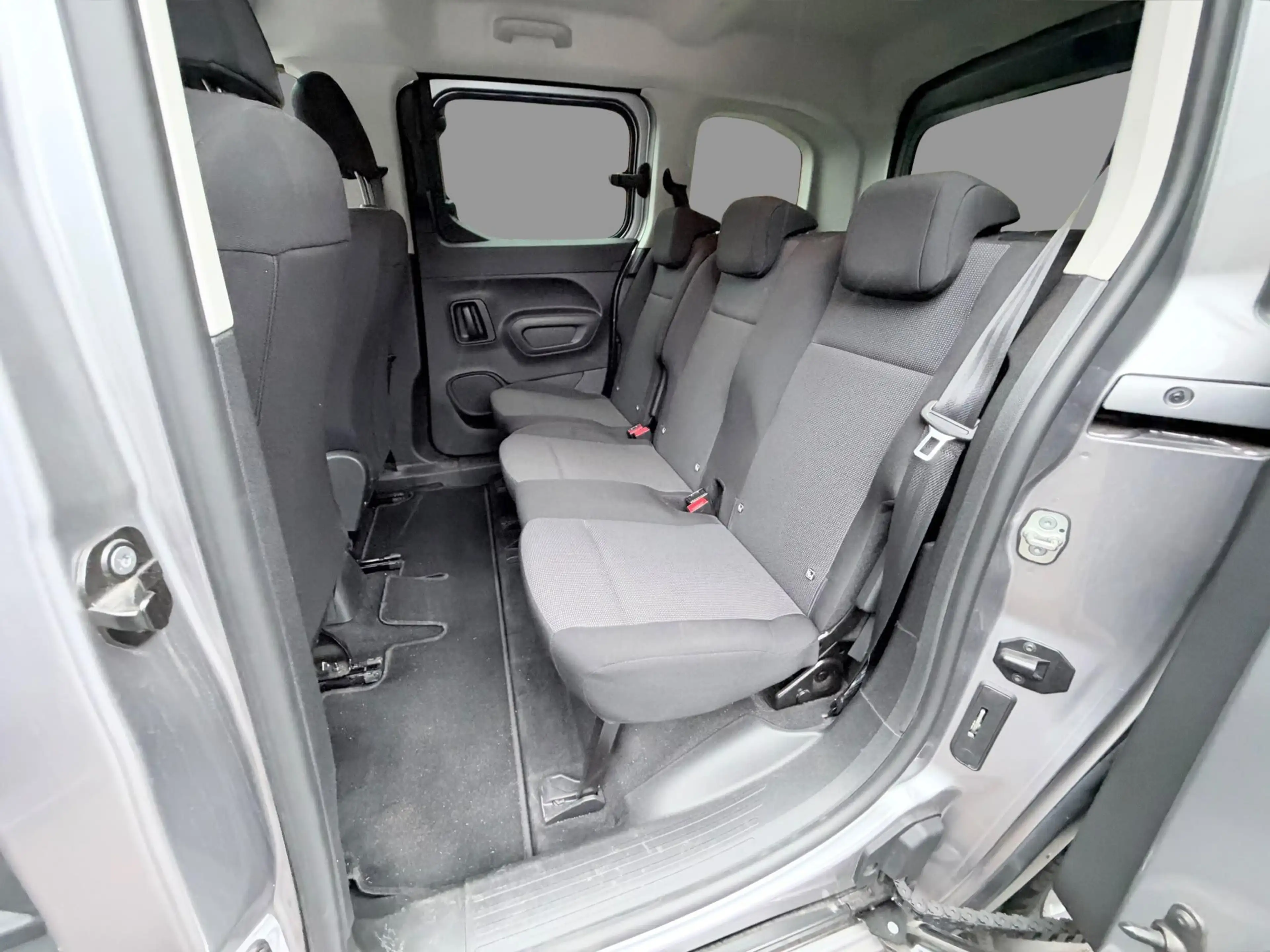 Peugeot Rifter 1.2 PureTech 110 S/S Active — photo 13