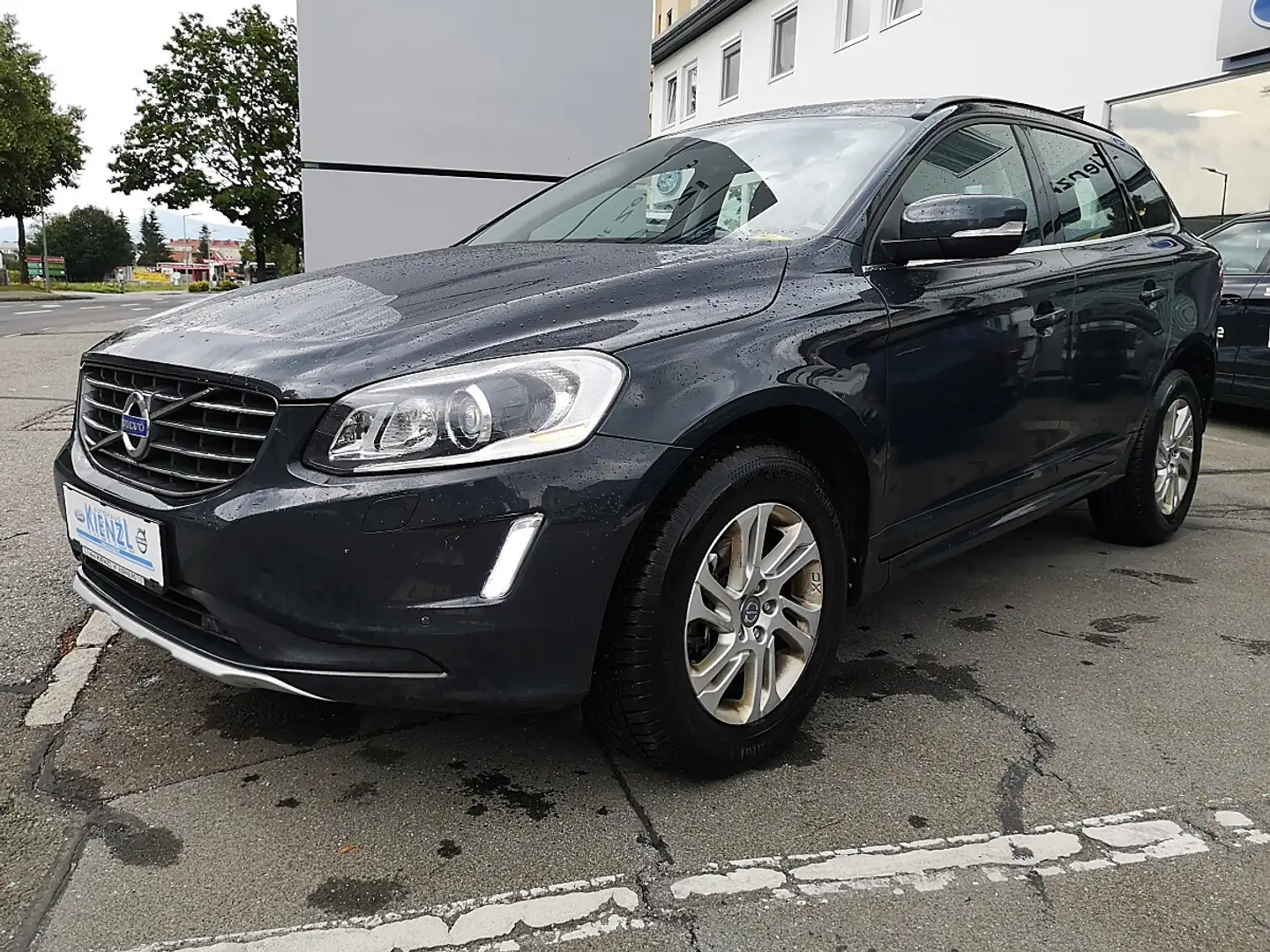 Volvo XC60 D4 Momentum AWD Schwarz - 1