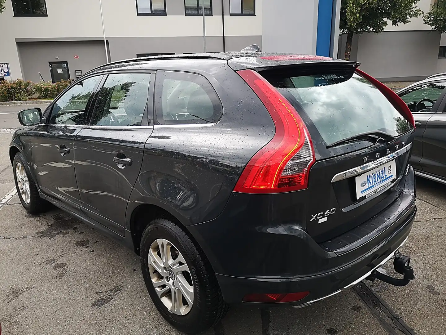 Volvo XC60 D4 Momentum AWD Schwarz - 2