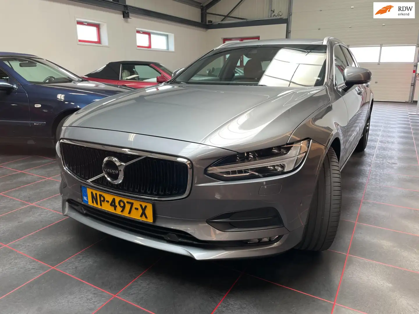 Volvo V90 2.0 T5 Momentum Stationcar Automaat Grijs - 1