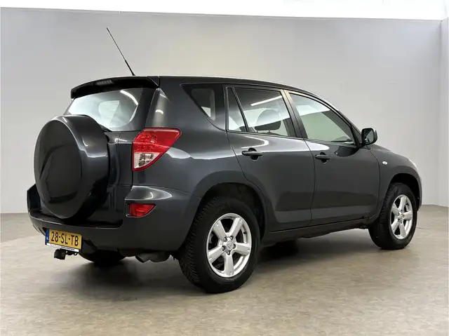 Toyota RAV4 view 11