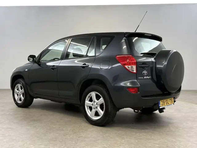 Toyota RAV4 view 3