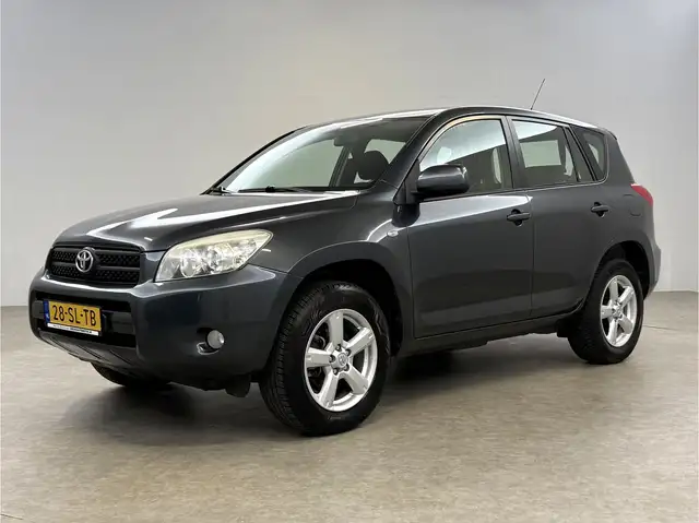 Toyota RAV4 view 6