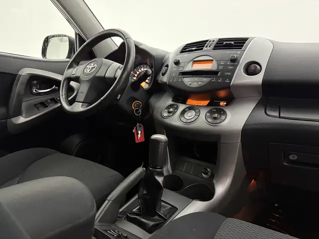 Toyota RAV4 view 4
